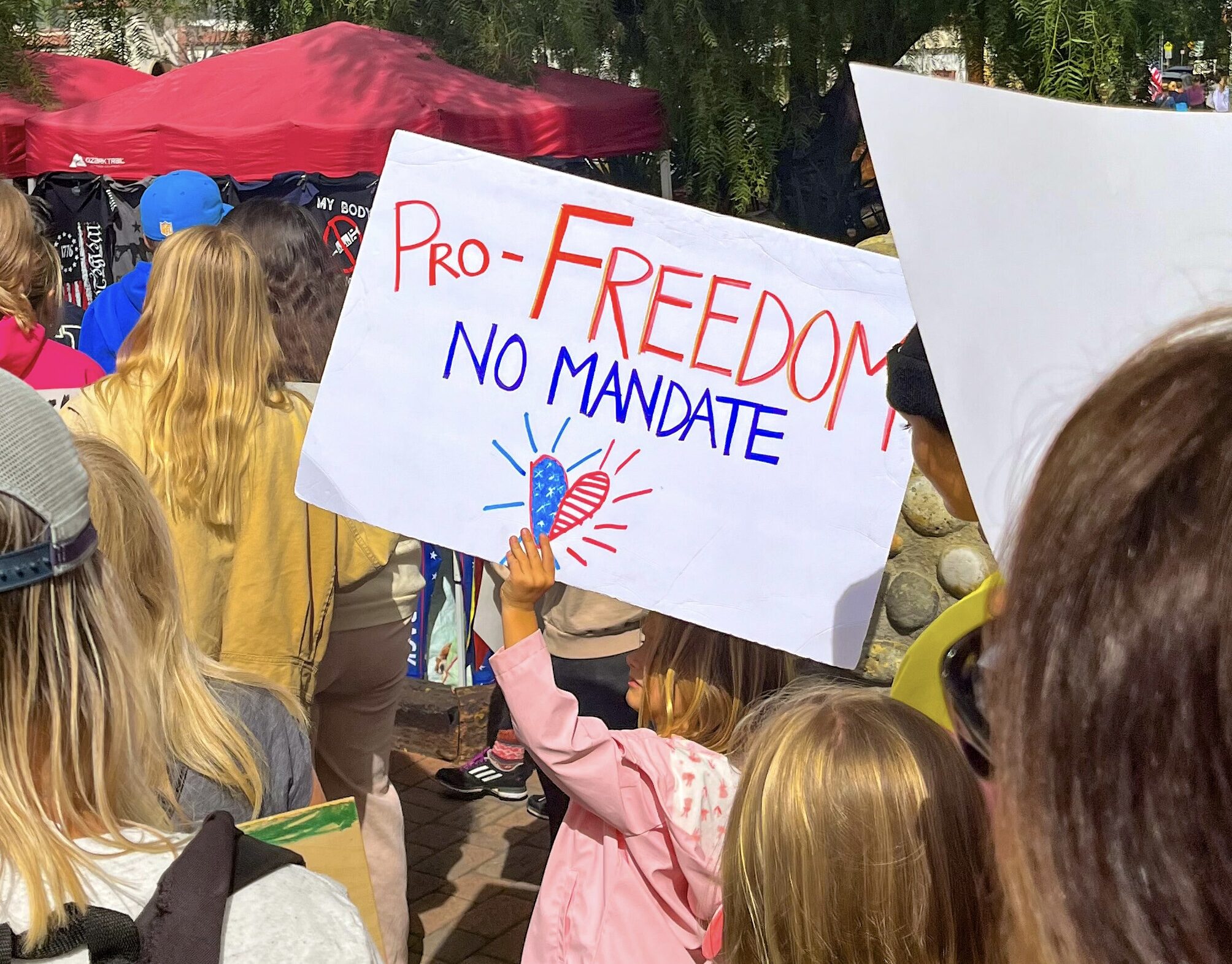 Как в Калифорнии родители протестуют против ввода обязательных для детей прививок от Коронавируса